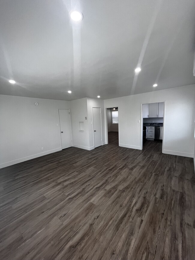 Living Room - 912 N Screenland Dr