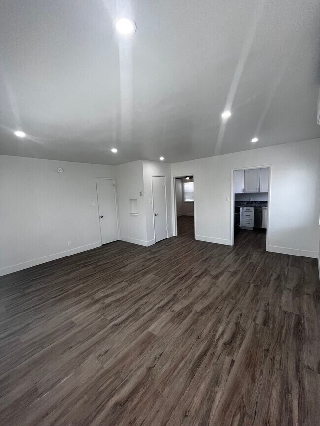 Living Room - 912 N Screenland Dr