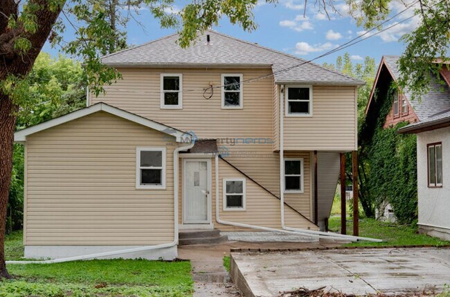 Building Photo - REMOLDED 3 BED AND 1 BATH LOCATED IN COLOU...