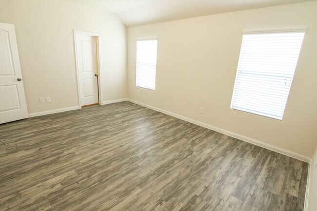 Foto del edificio - 917 Ember Wood Ct