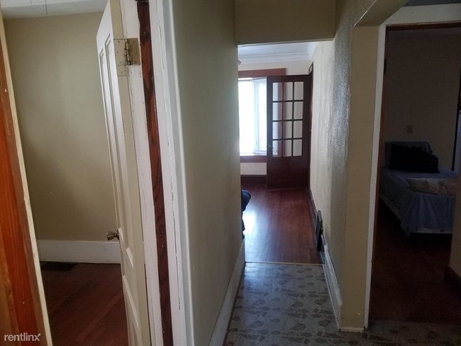 Building Photo - 3 br, 1 bath House - 3215 N Bartlett Ave