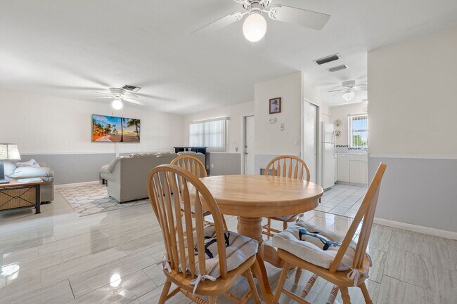 Building Photo - Vacation Rental - Cozy 2 bedroom/2 bath co...