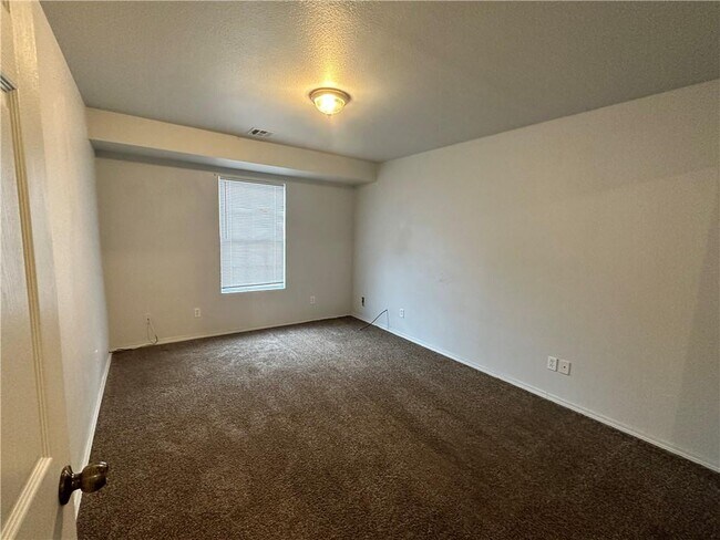 Building Photo - 314 E Pickens Rd