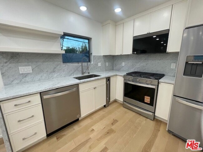 Foto del edificio - 245 Windward Ave