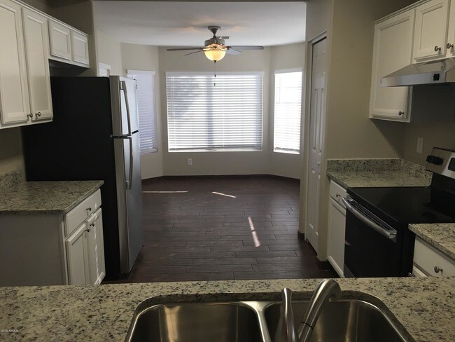 Foto del edificio - 2224 E Kelton Ln