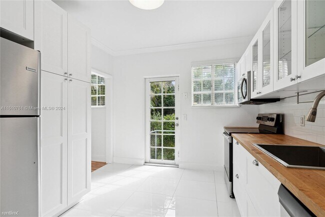 Foto del edificio - 3 br, 2 bath House - 3808 Ponce de Leon Blvd