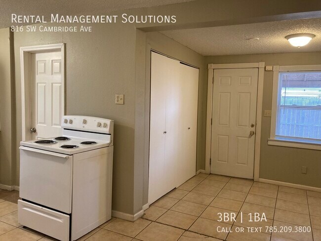 Building Photo - *NEAR GAGE PARK* 816 SW Cambridge Ave- 3 B...