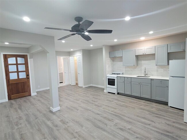 Building Photo - 1214 Barton Hills Dr