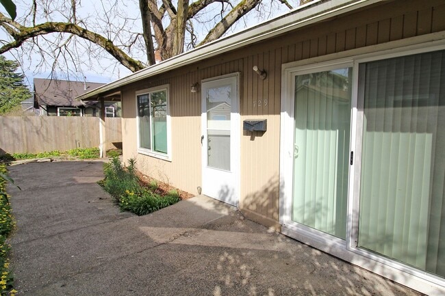 Building Photo - 729-729 NE Church St