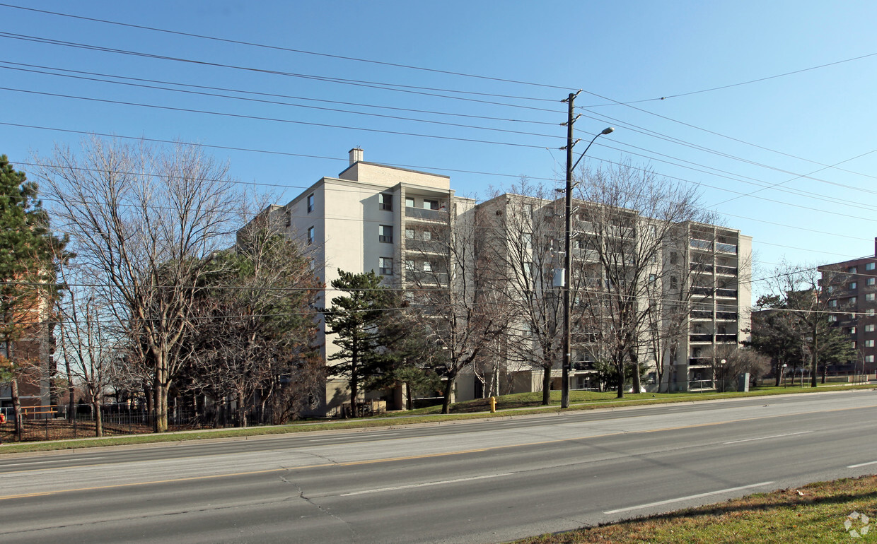 Building Photo - Lampe Towers