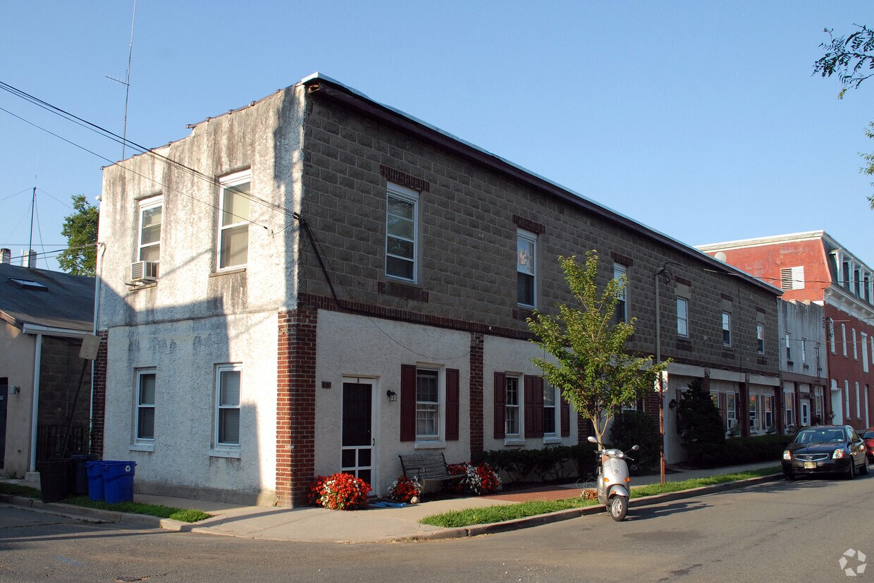 Primary Photo - 31 Elm St