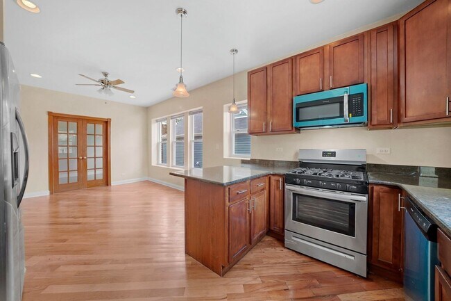 Foto del edificio - Spacious 2BR/2BA Rogers Park Condo with In-Unit Laundry & Central Air