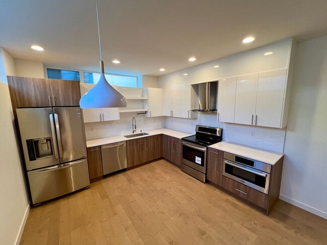 Building Photo - City Living at it's Best! Available Now