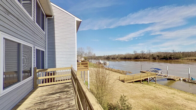 Building Photo - 690 Riverfront Dr