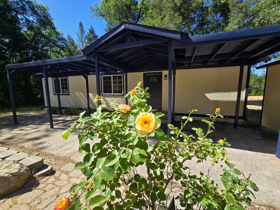 Primary Photo - Charming 3-bedroom, 2-bathroom house locat...