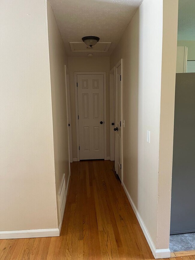 Building Photo - Updated Three Bedroom Duplex in Charleston