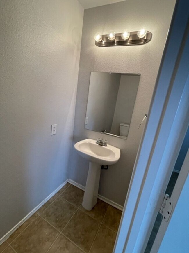 Foto del edificio - Nice, Roomy & Ready! 3 Bedroom 2.5 Bath in...