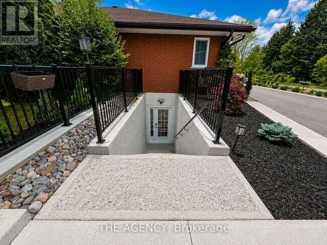 Photo du bâtiment - 15415 Jane St