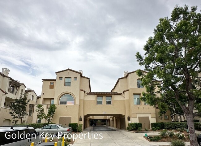 Building Photo - Beautiful, highly desirable end-unit in Co...
