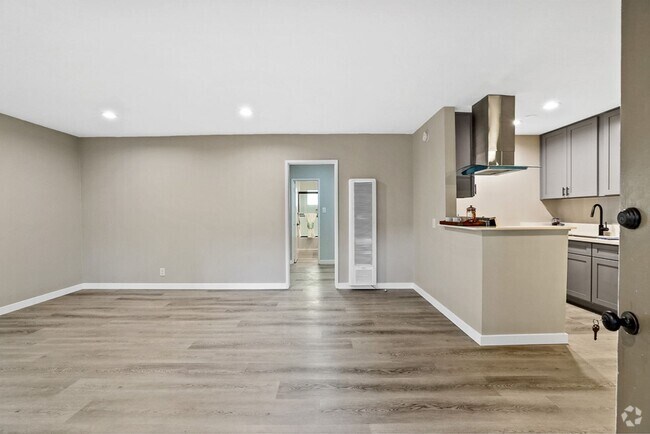 Building Photo - 1655 W Malvern Ave