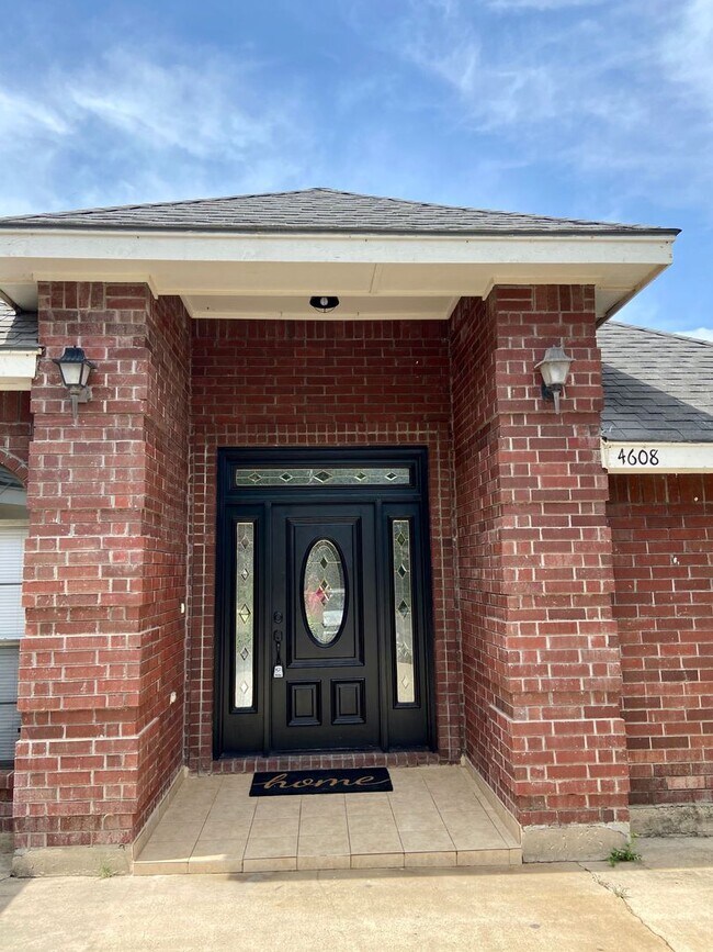 Foto del edificio - Perfectly Spacious Located Home In McAllen!