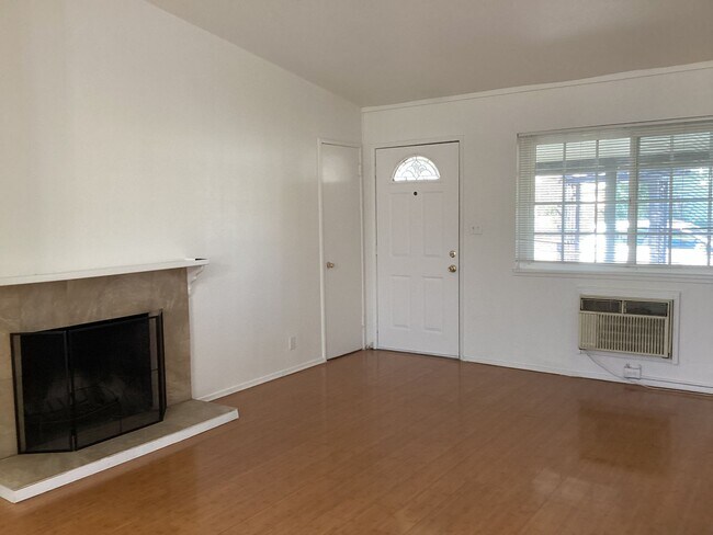 Building Photo - 3 Bedroom, 1 Bath Sacramento Gem!