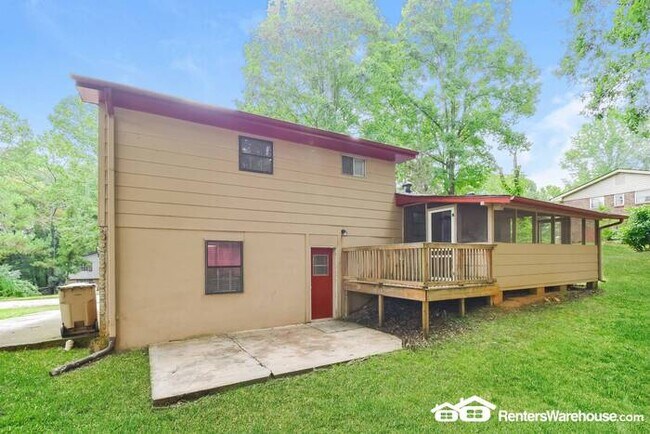 Foto del edificio - Split level home on large corner lot in a ...