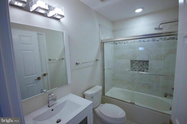 Foto del edificio - 5921 Raina Dr