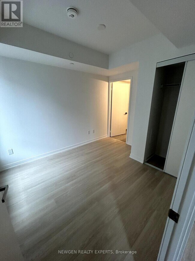 Photo du bâtiment - 500-500 Wilson Ave