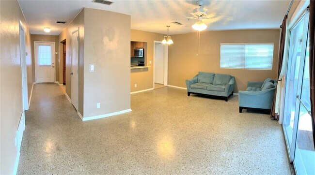 Living room / hallway - 8340 Le Mesa St