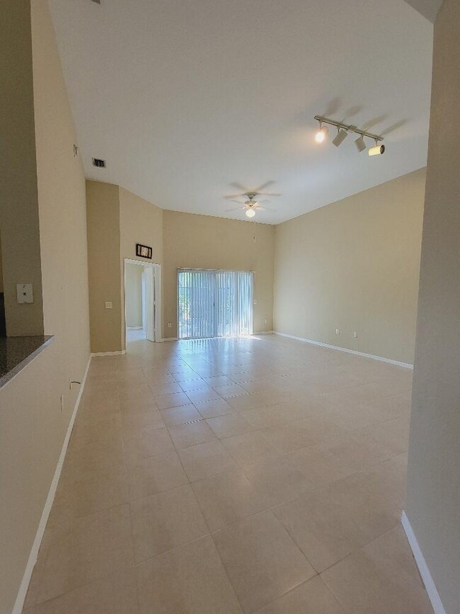 Building Photo - 220 Crestwood Cir