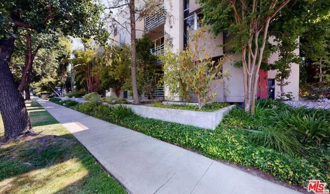 Foto del edificio - 5151 Balboa Blvd