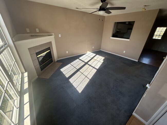 Building Photo - Charming 2 Bedroom, 2.5 Bath Townhome - 11...