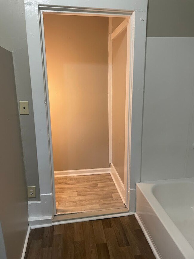 Foto del edificio - ALL UTILITIES INCLUDED