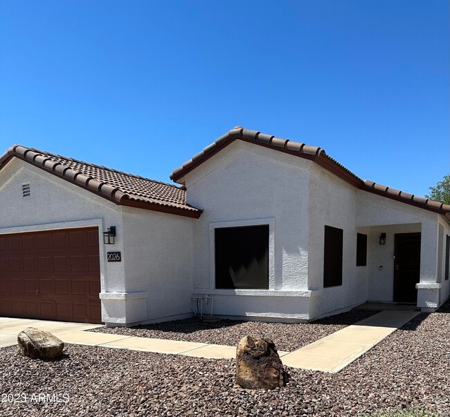 Building Photo - 2026 E Aire Libre Ave