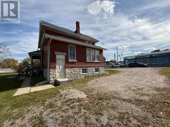 Building Photo - 415 Davis Dr