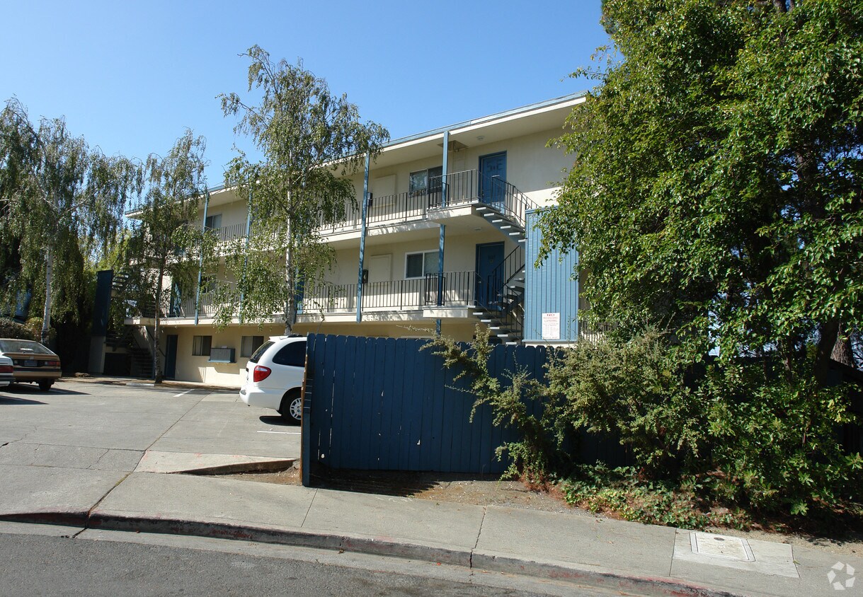 Building Photo - 605-621 Capitol St