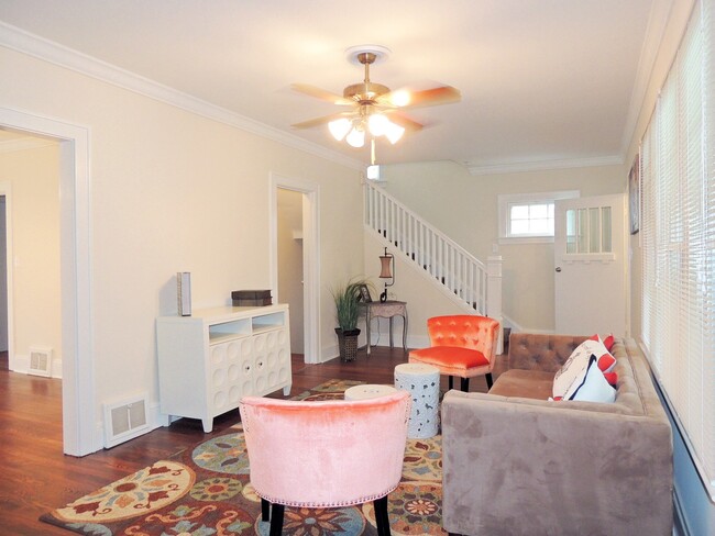 Building Photo - 3 Bed - 1.5 Bath Colonial for Rent in Clev...