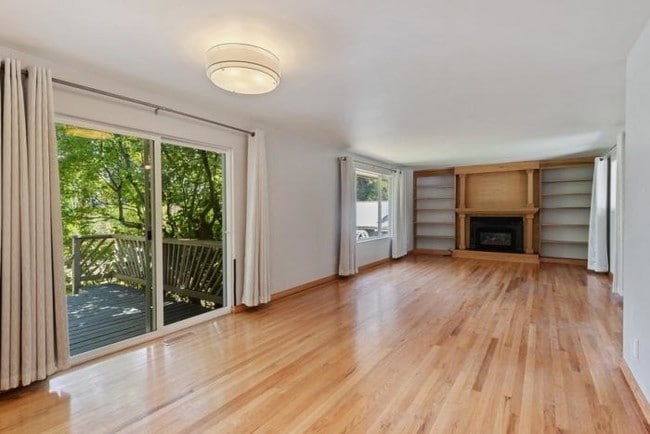 Building Photo - 4 bedroom in Seattle WA 98125