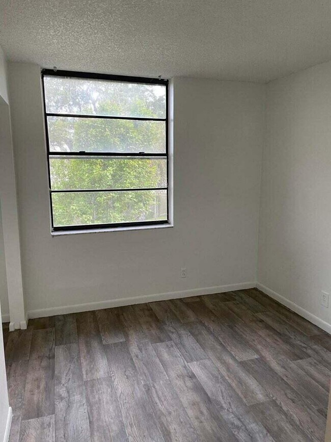 Foto del edificio - 211 Lake Pointe Dr