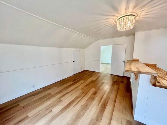 Foto del edificio - Upstairs 2 Bedroom Apartment with Extra St...