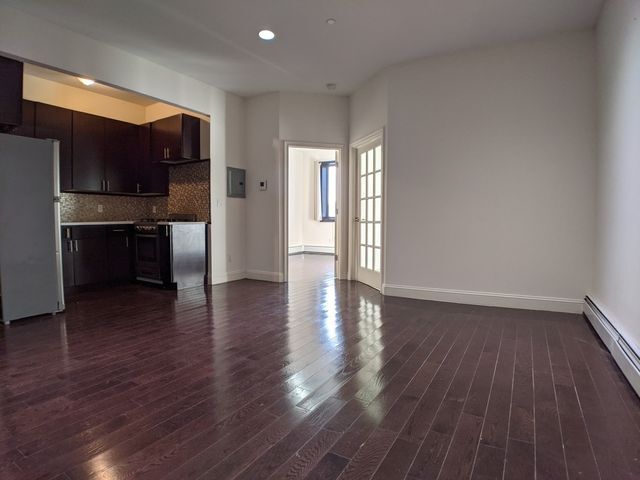 Building Photo - 3059 Crescent St