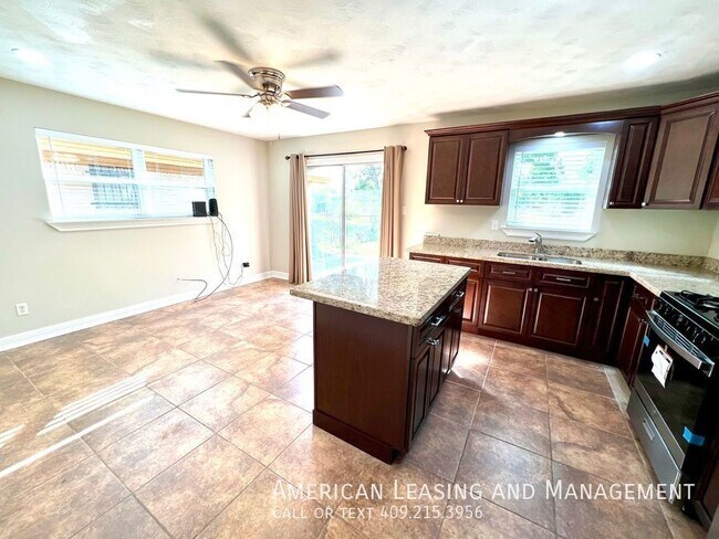 Building Photo - Newly Remodeled 3 Bedroom Available!