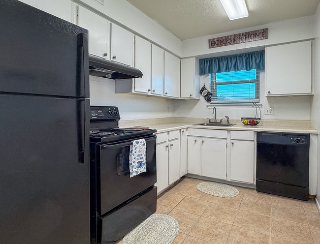 Building Photo - Hampton Court Apartments