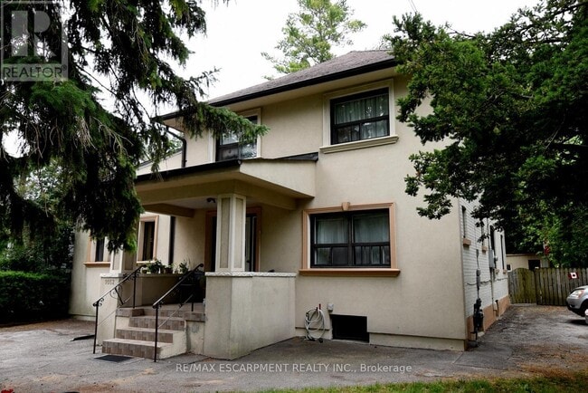 Building Photo - 1052-1052 Deta Rd
