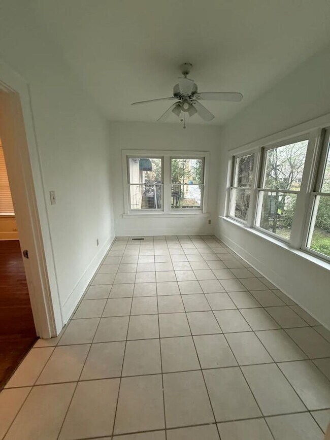 Foto del edificio - Charming Hillcrest 2-Bed Home with Modern Upgrades & Sunlit Living Spaces