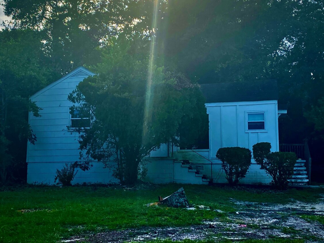 Foto principal - Cool in the Shade in this nice 3 Bedroom Home