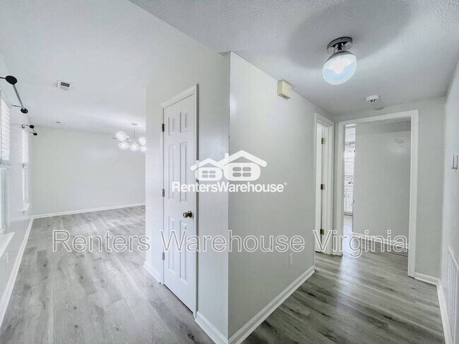 Building Photo - 835 Deer Path Trail