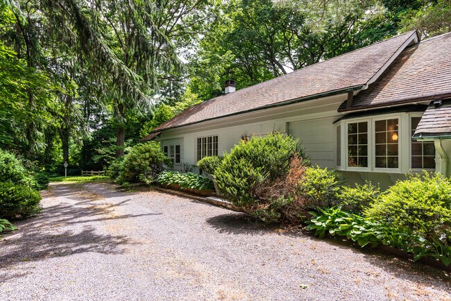 Foto del edificio - 16 Horse Hollow Rd