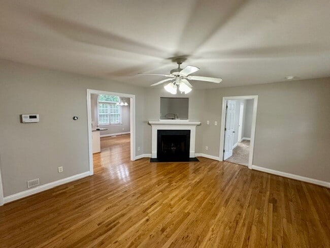 Building Photo - 5 minute to White Oak!